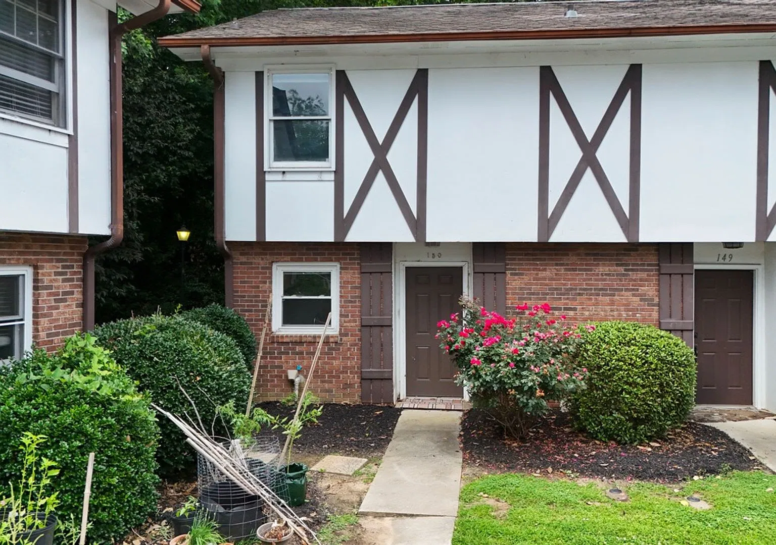 Renovated Townhome in Village Green! — Photo 1