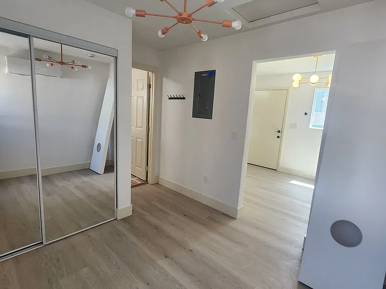 1111 S Rimpau Blvd — Photo 10