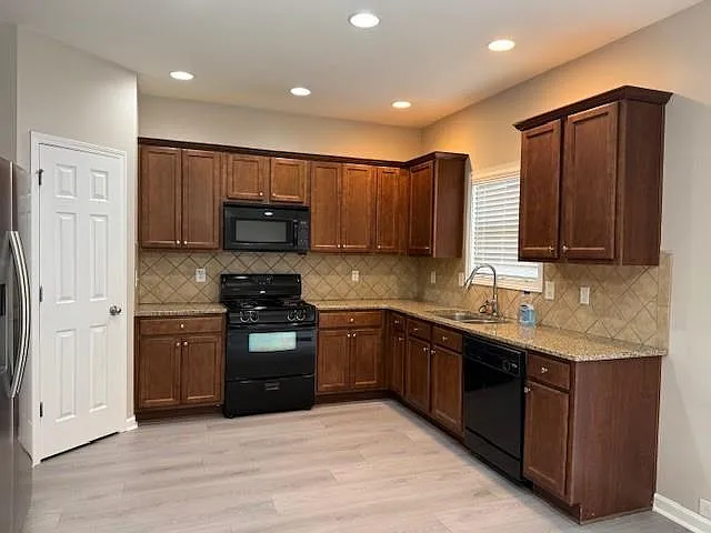2718 Beynon Ln — Photo 6