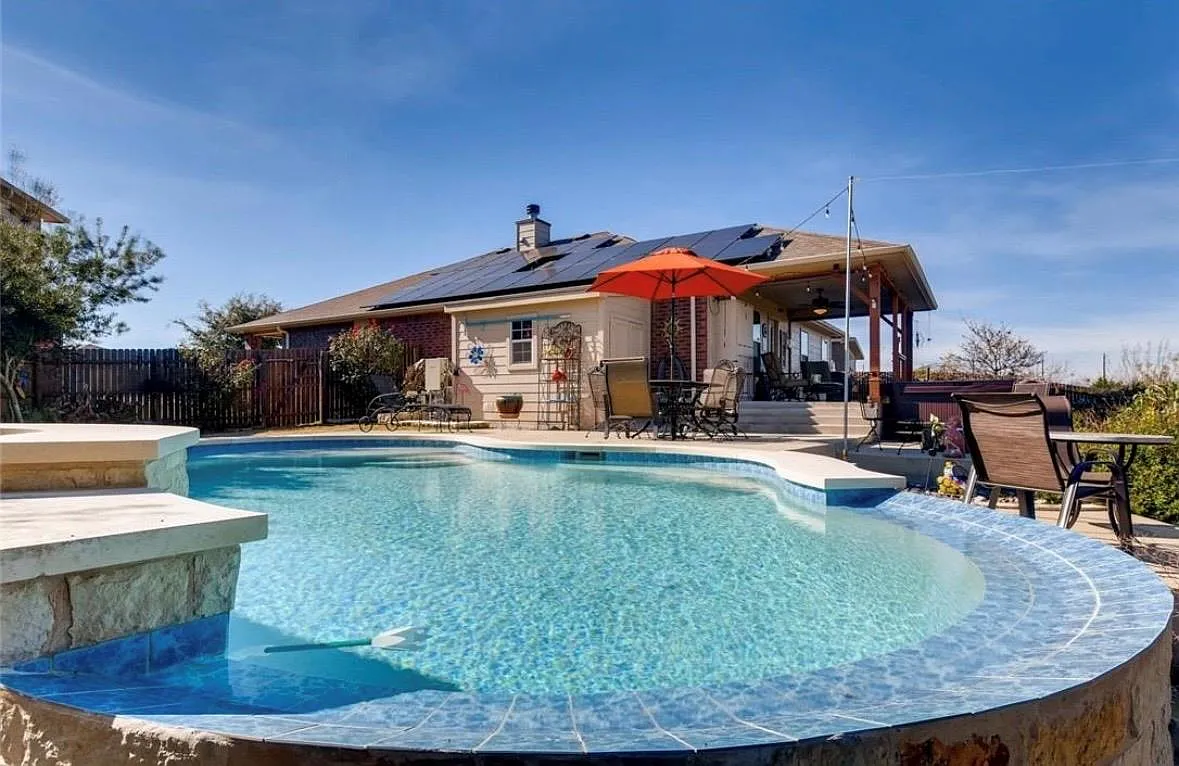 3 bed, 2.0 bath, 1704 sqft, $2,800 — Photo 2