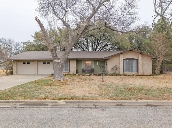 2107 Stanton St, Brady, TX 76825