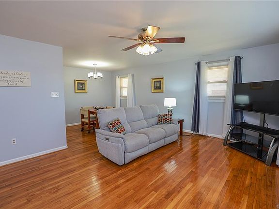 5th image of 203 Seaton Dr