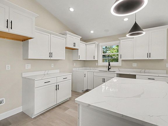 5th image of 1032 Sir Knight Rd