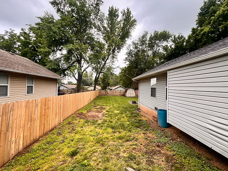 204 E Robberson St — Photo 23