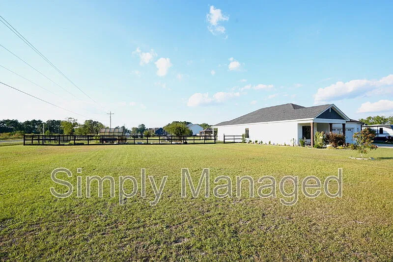 3 bed, 2.0 bath, 1863 sqft, $2,100 — Photo 2
