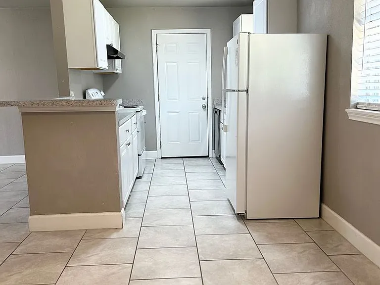 733 SW Sunnybrook Dr — Photo 4