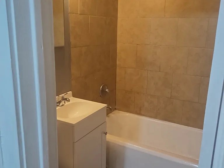 2715 E Surrey Dr — Photo 4