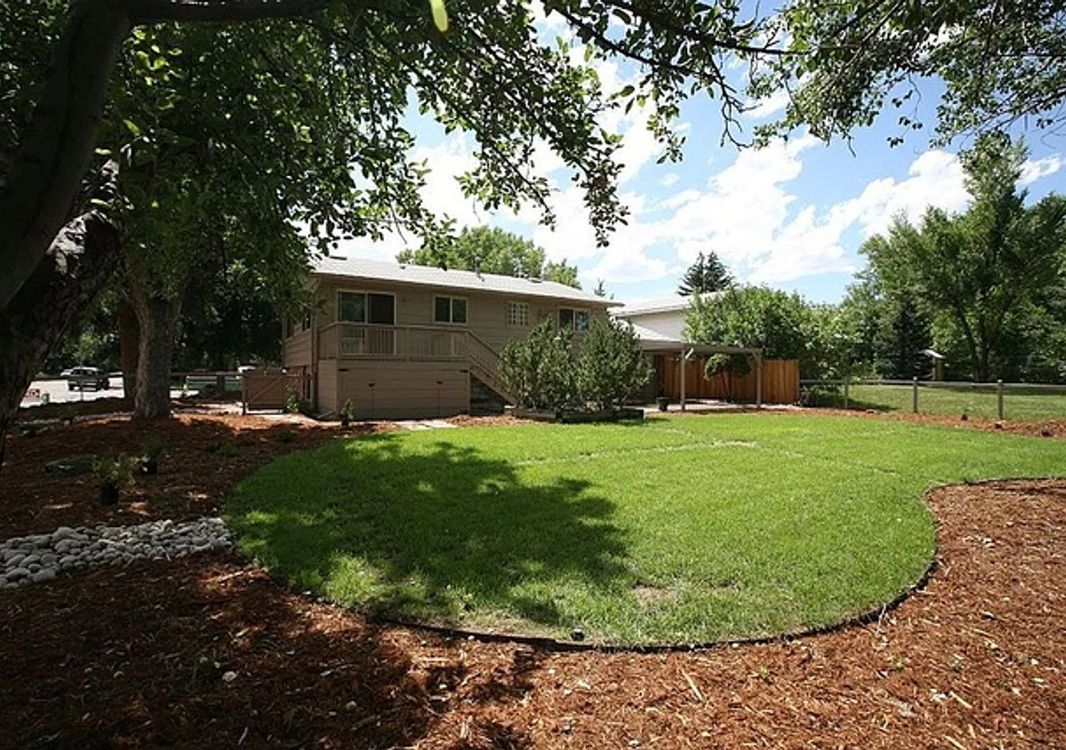 Beautiful 4 Bedroom Split-Level Home with Fenced Yard — Photo 3