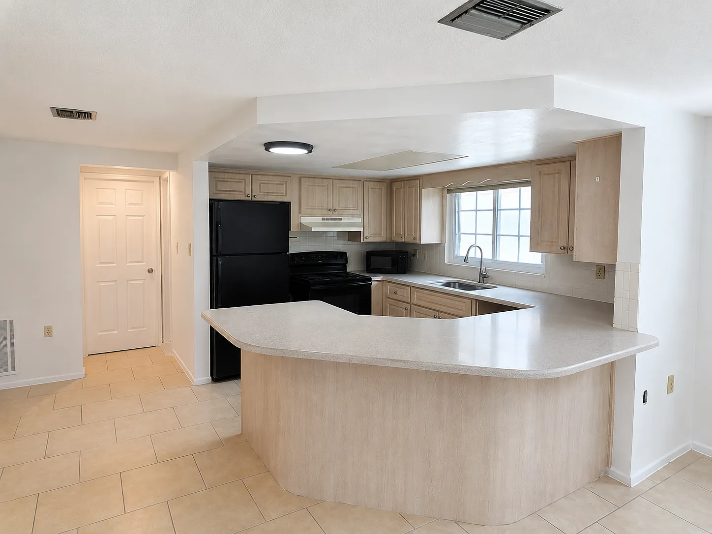 3 bed, 1442 sqft, $1,900 — Photo 4