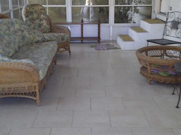 Front Dr Entrance
thru FL rm