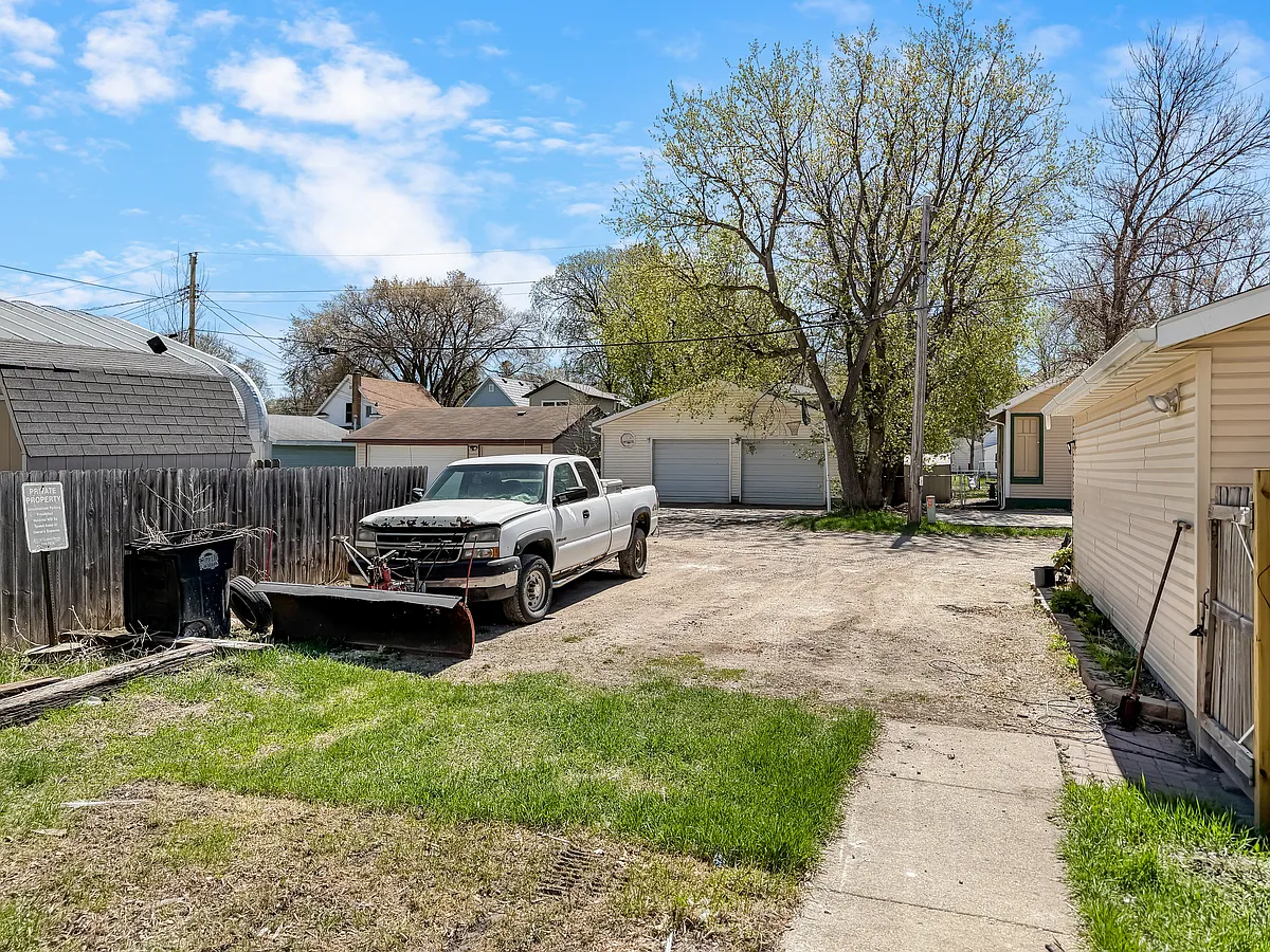 Building Photo - 627 4th Ave S #1