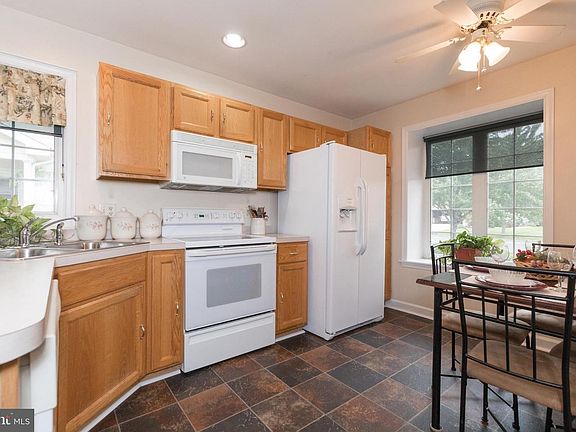 4th image of 221 Southridge Ct