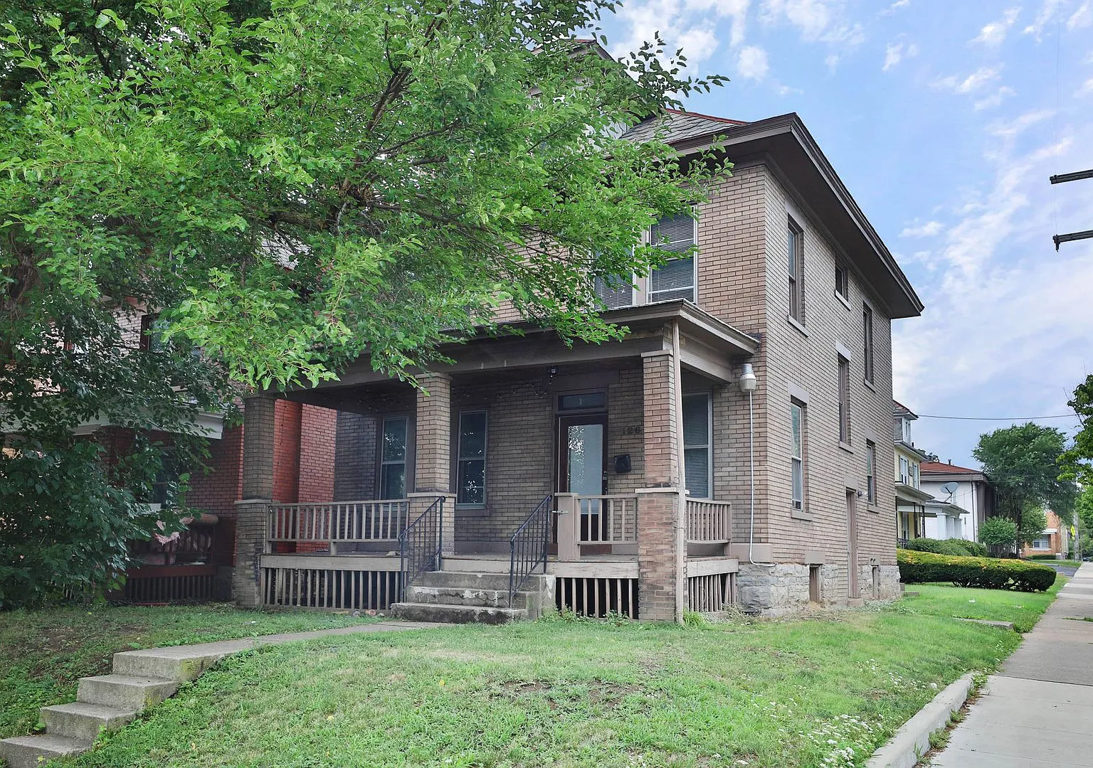 Prime Central Campus Location On Frambes Ave With Front Porch Huge - Right Off High St. — Photo 2