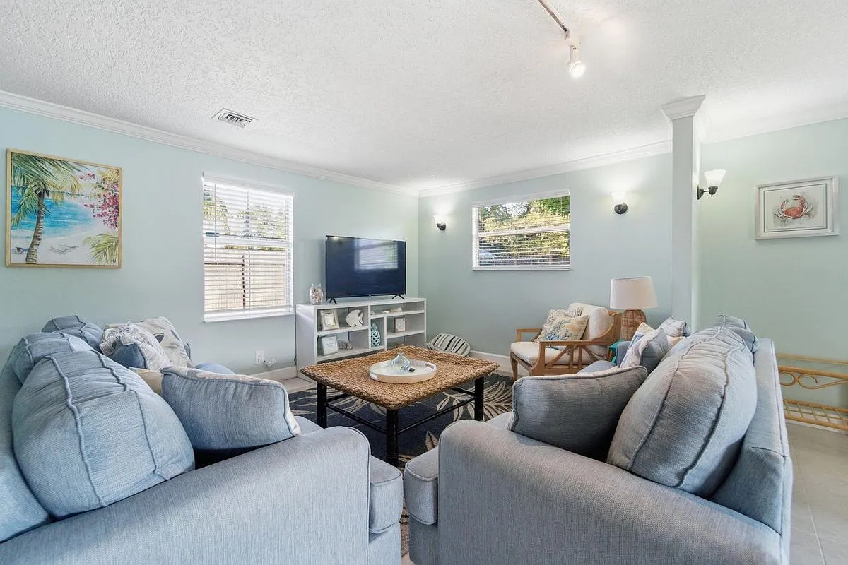 4 bed, 2.0 bath, 2298 sqft, $4,000 — Photo 2