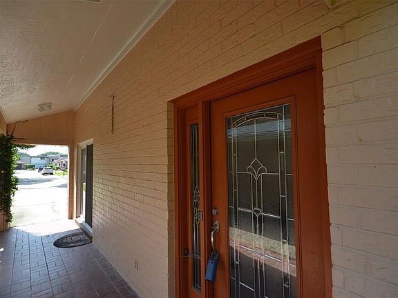 2nd image of 2710 Broadmoor Cir