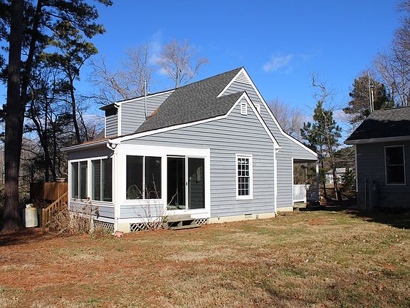 5th image of 211 Holly Acre Pl