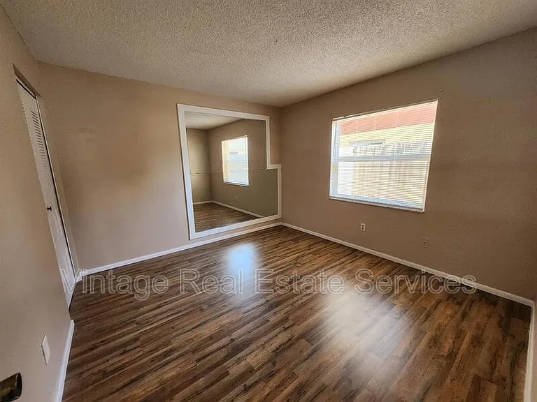 905 Old Field Dr — Photo 8