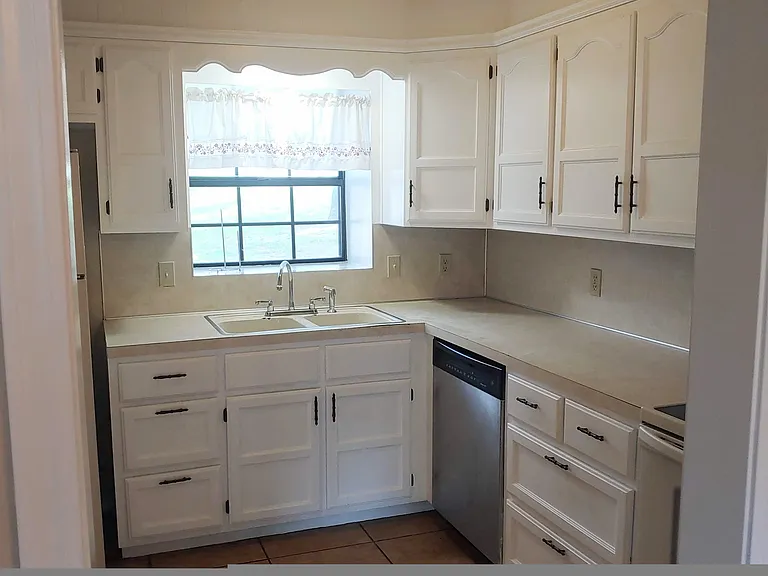 724 E Old North Rd N — Photo 3