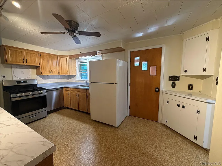 1390 Kings Hwy — Photo 6