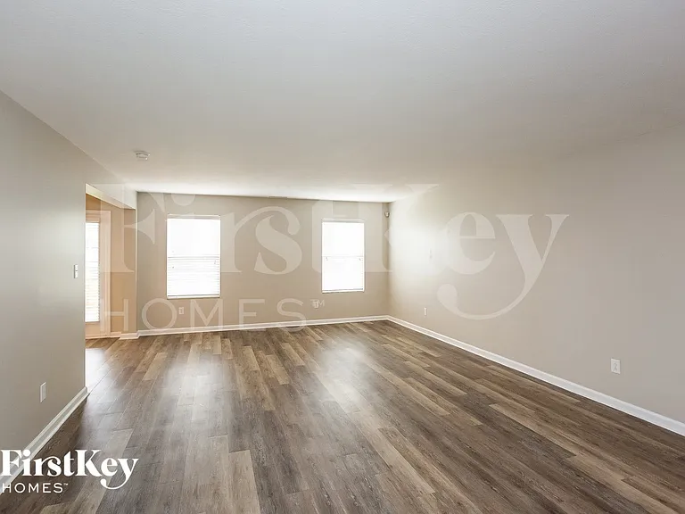 15490 Farmland Ct — Photo 3
