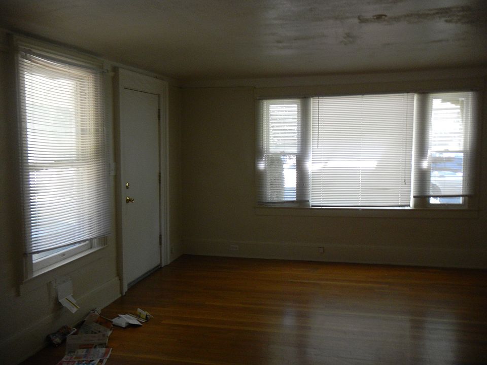 Living Room/Entry