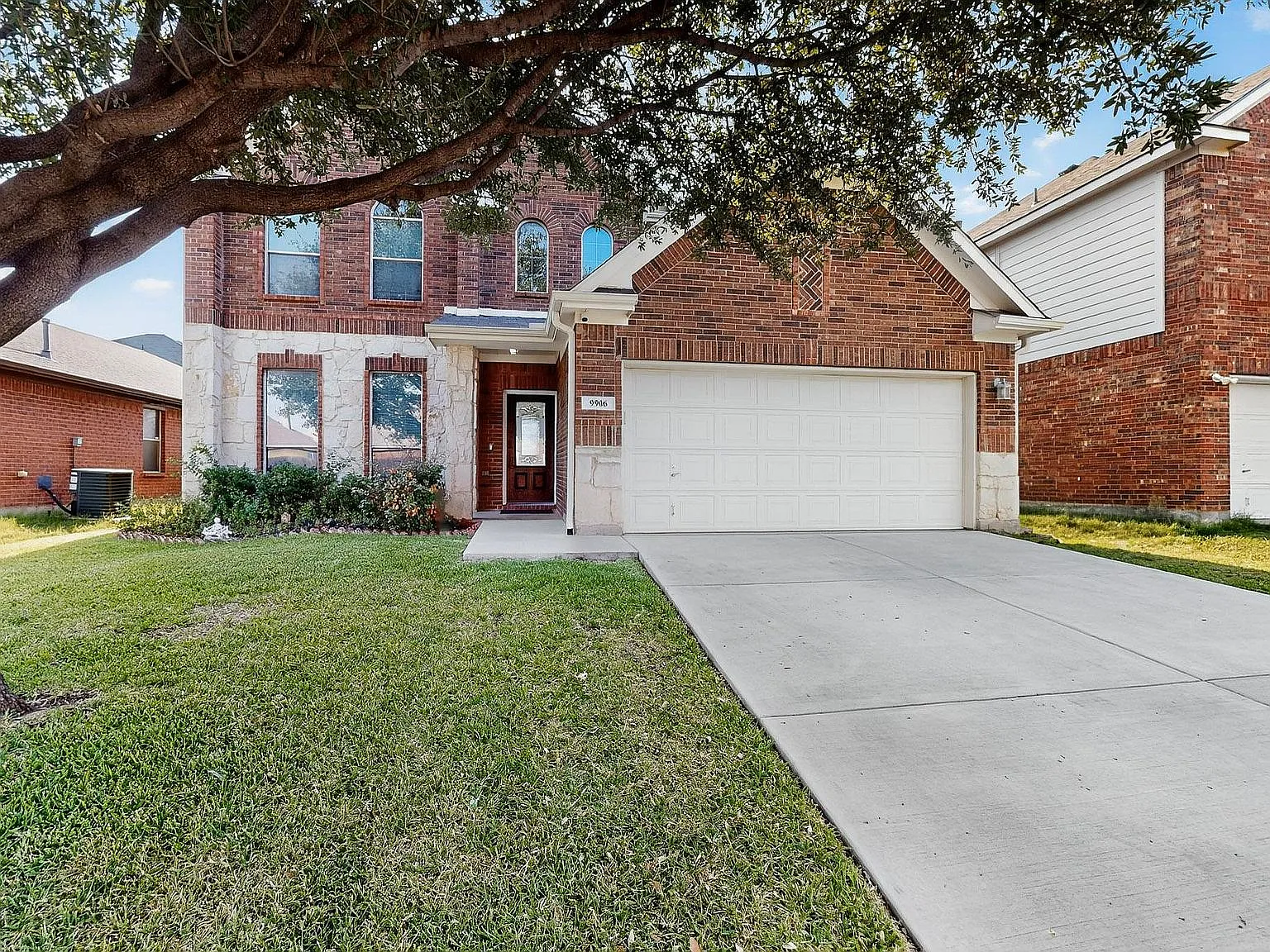 5 bed, 2500 sqft, $2,800 — Photo 1