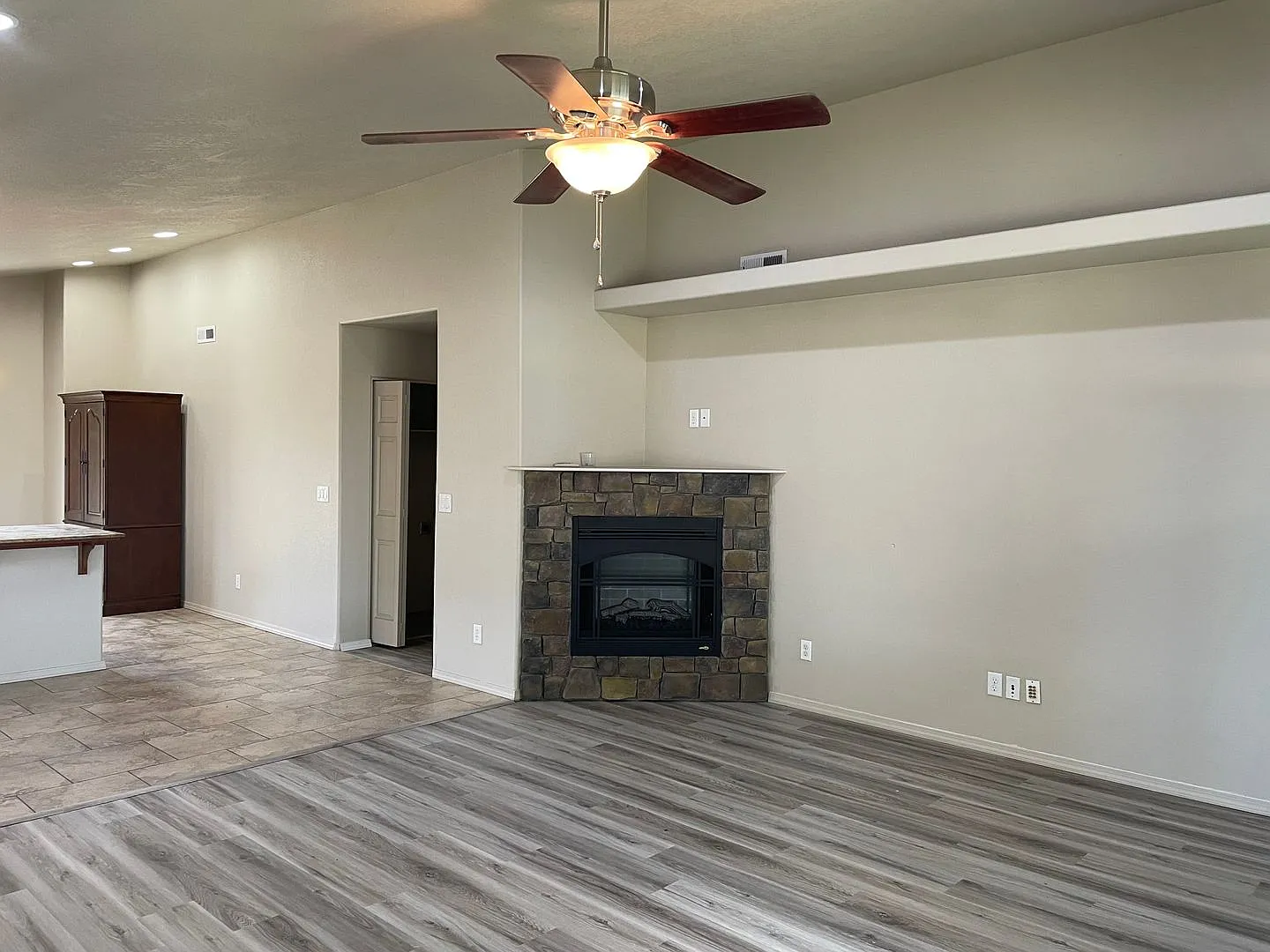 Great 3 Bedoom 2 Bath Home — Photo 4