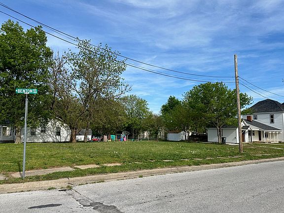 3rd image of 328 E Olive Street