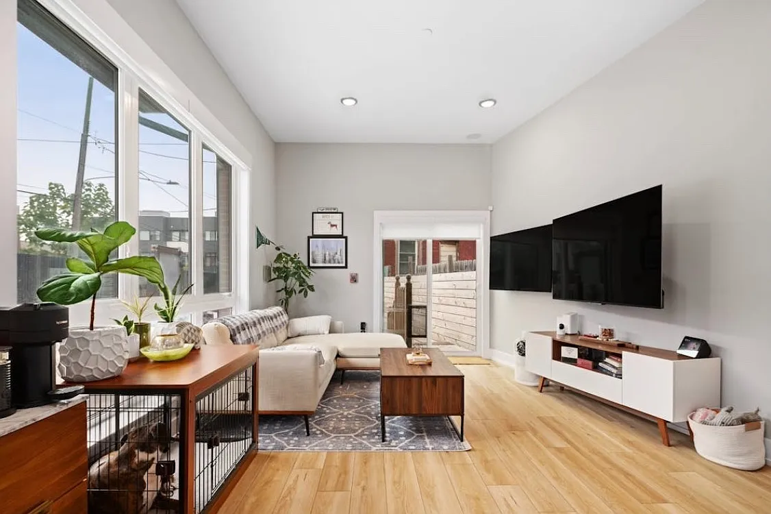 2 bed, 974 sqft, $2,400 — Photo 2