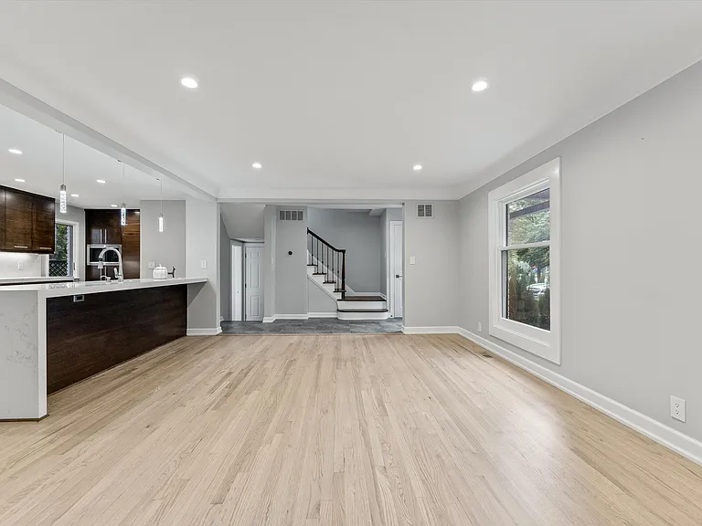 1054 Saxon Dr — Photo 12