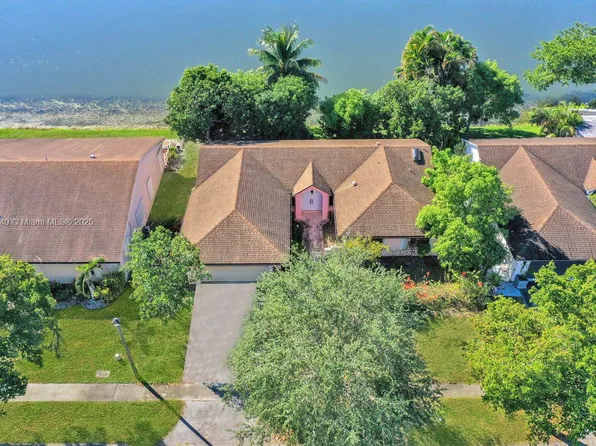 2350 E Lake Miramar Cir, Miramar, FL 33025