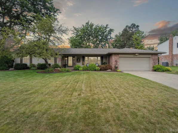12050 Francesca Dr, Grand Blanc, MI 48439
