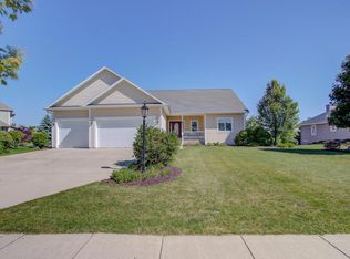 452 Ahrens Dr, Mukwonago, WI 53149