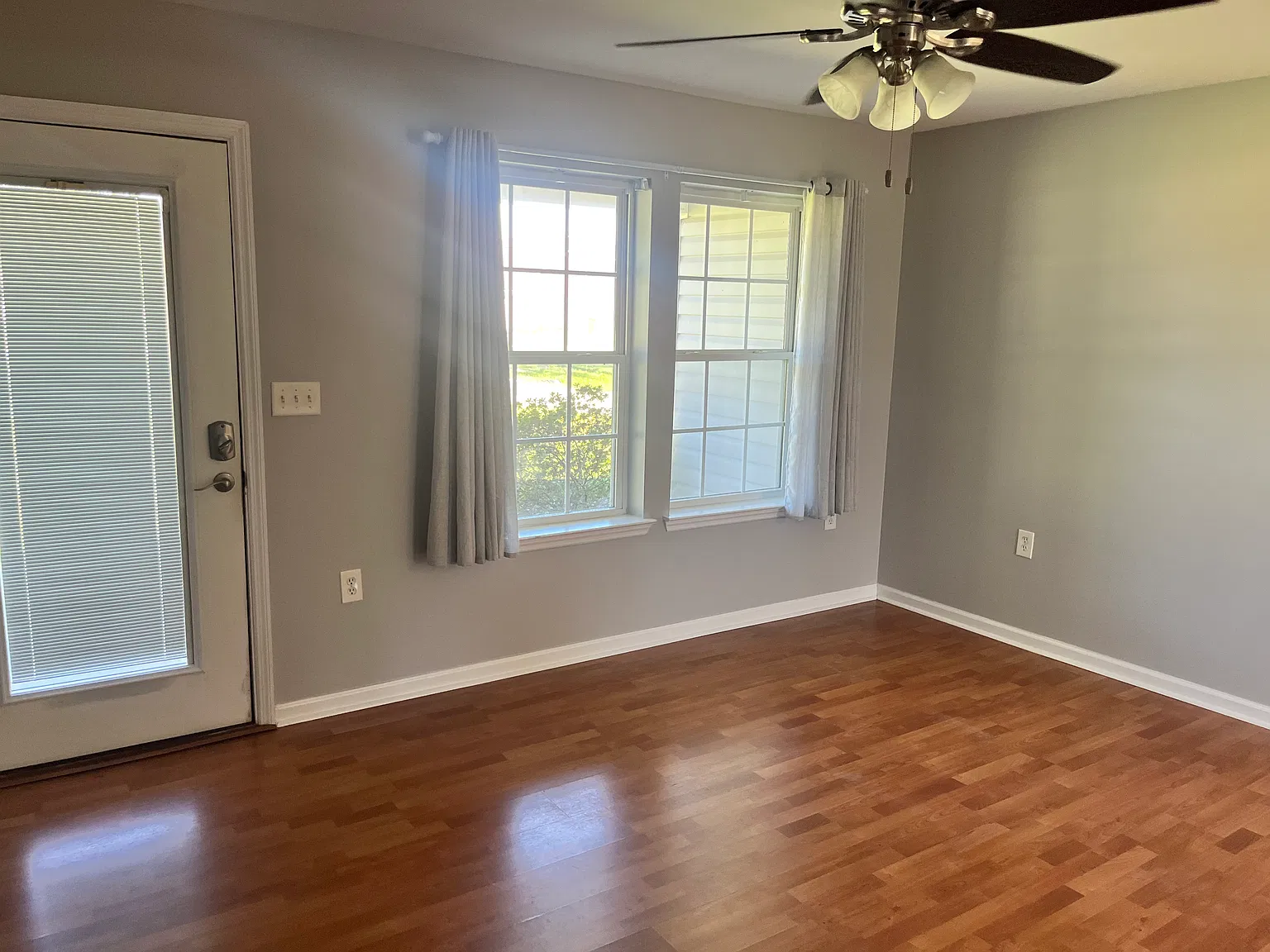 3 bed, 1122 sqft, $2,100 — Photo 2