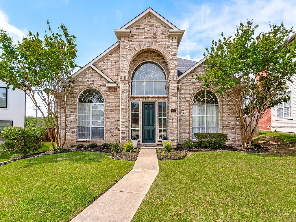 4 bed, 2353 sqft, $2,995 — Photo 2