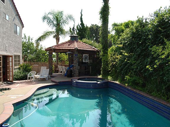 Pool, Spa and Gazebo w built-in gas BBQ w seating for 20