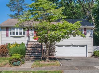 32 Lakeside Ave, Bloomingdale, NJ 07403
