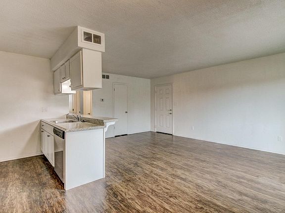4th image of 1403 Glen Oaks Ct