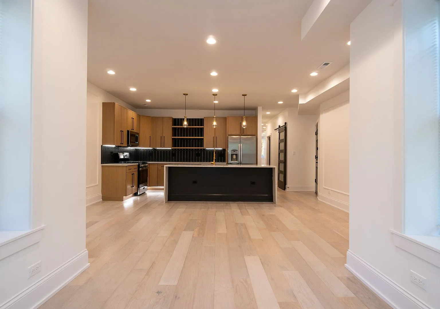 Newly Rehabbed 3-bedroom, 2-bath Gem with In-Unit Washer/Dryer! Discover Uptown Living. — Photo 2