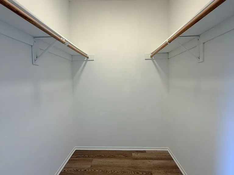 824 E Windsor Rd — Photo 14