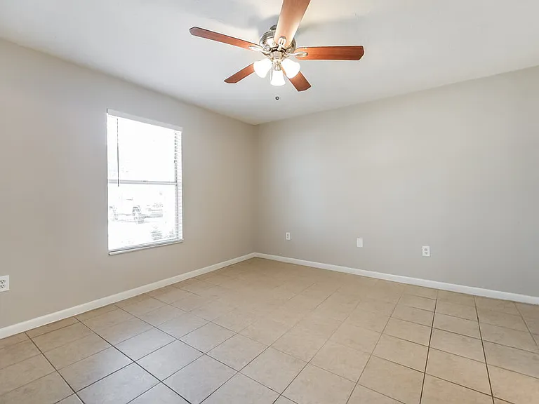 2122 SE 6th Ln — Photo 12