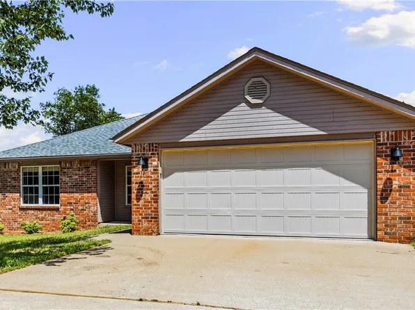 6 Jordan Ln, Bentonville, AR 72712