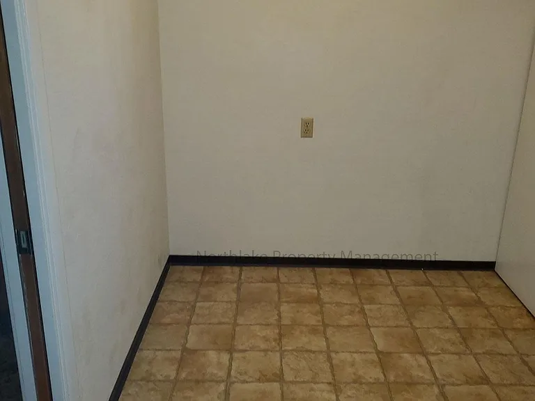975 N Forbes St — Photo 4