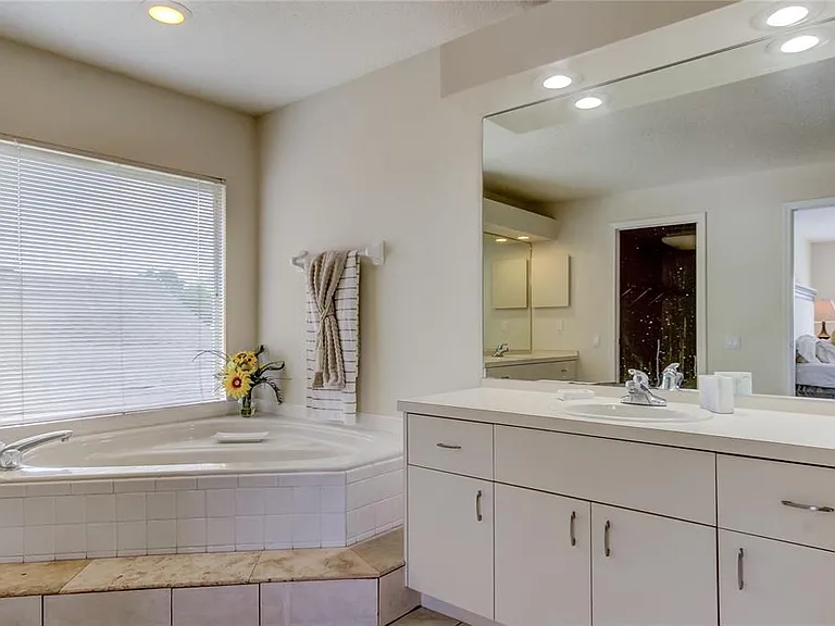 9401 Woodbay Dr — Photo 32