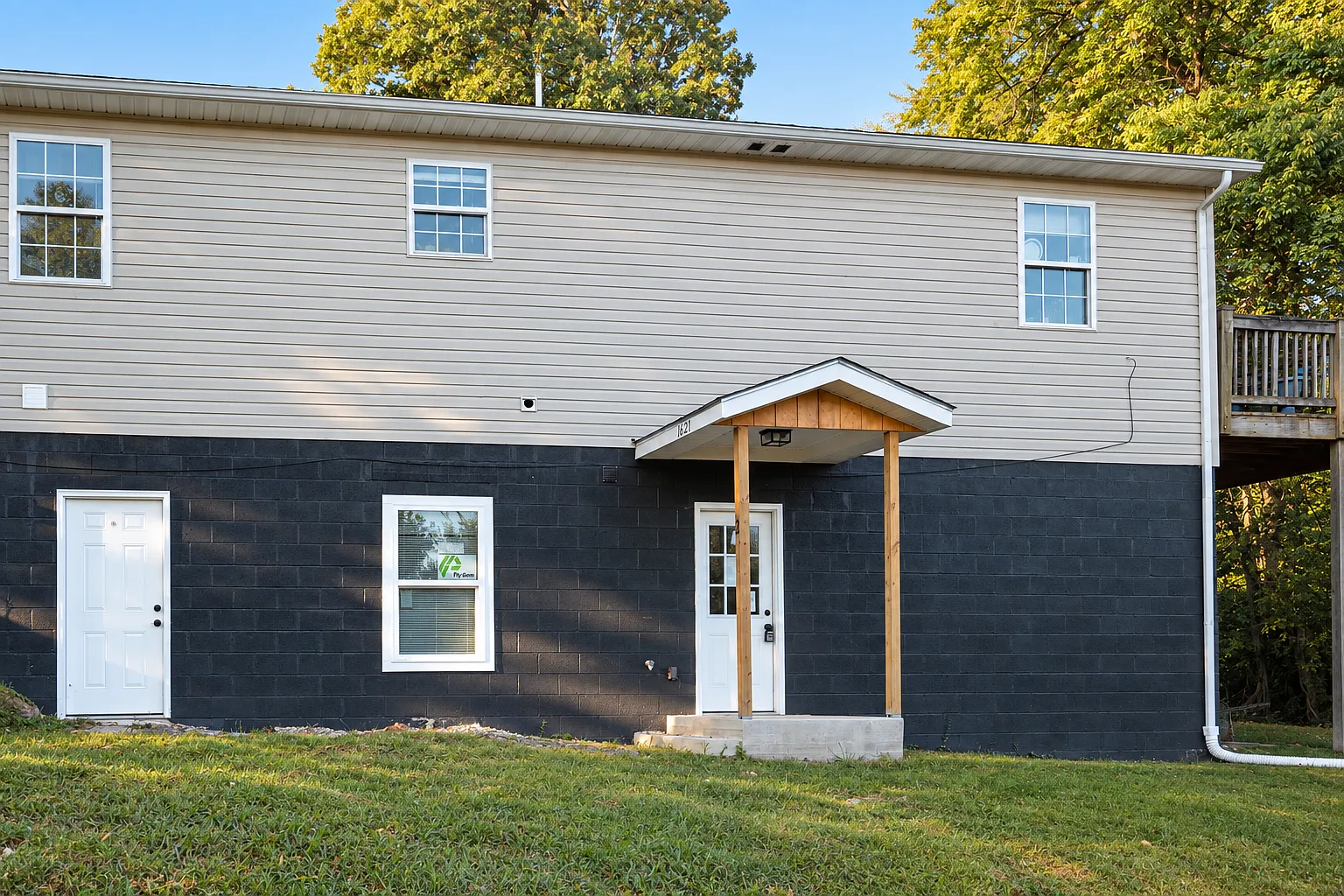 3 bed, 1000 sqft, $1,850 — Photo 1