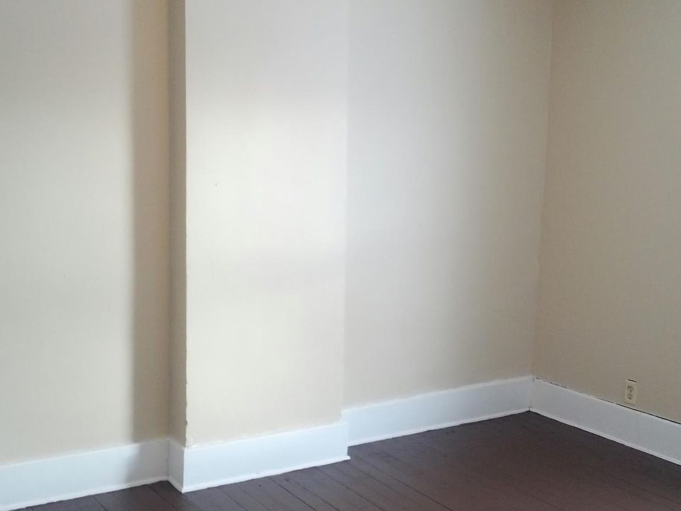 1st image of 8 E Woodland Ave