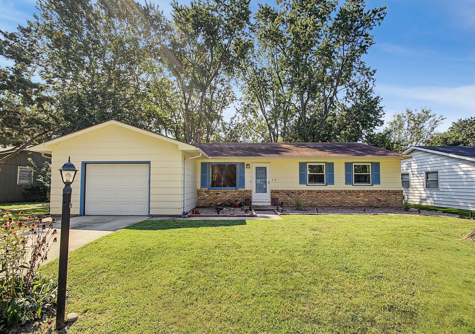 Spacious 3 Bedroom, 1.5 Bathroom Home in Southwood with Fenced Yard — Photo 3