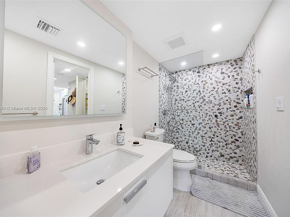 4th image of 465 Ocean Dr APT 411