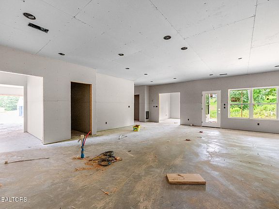 5th image of 818 Greenhead Ln