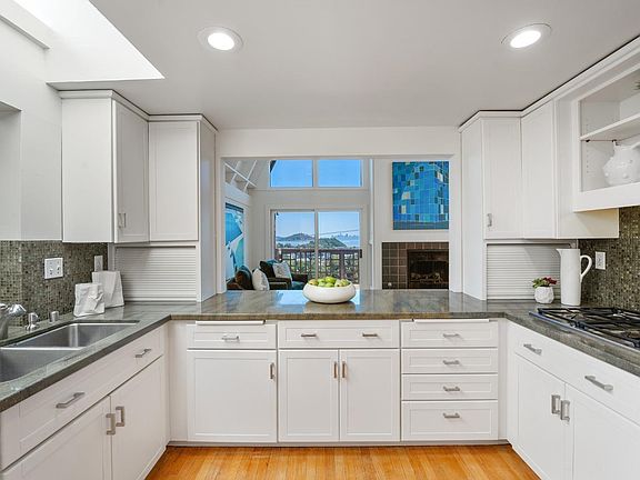 5th image of 36 Bay Vista Drive
